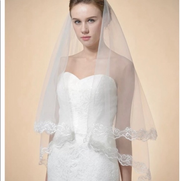 New beautiful chapel length lace edge veil - Picture 5 of 8